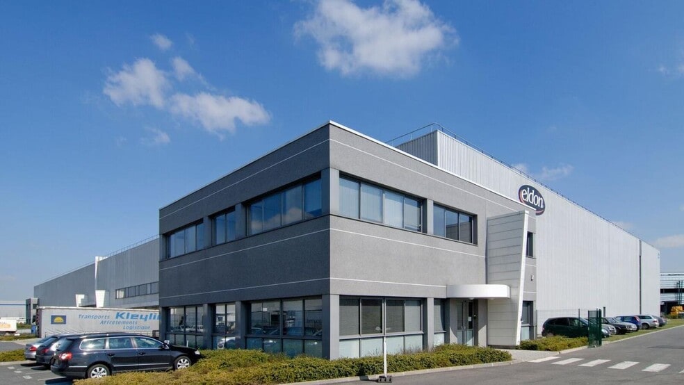 Industrial in Compans for lease - Building Photo - Image 2 of 7