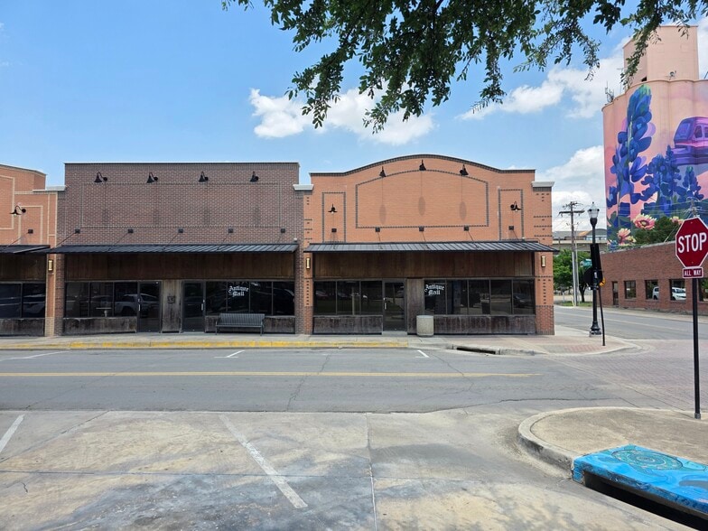 Carrollton Square portfolio of 2 properties for sale on LoopNet.ca - Building Photo - Image 2 of 14