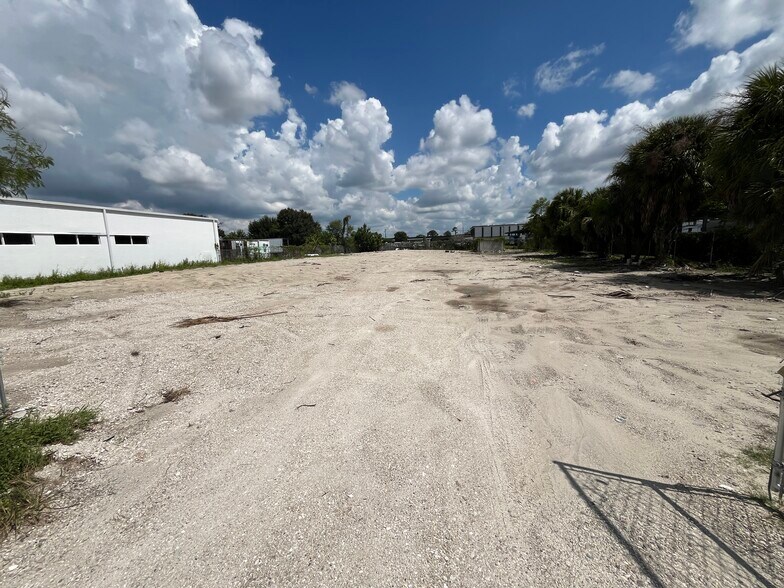 118 5th St, Fort Myers, FL à vendre - Photo du bâtiment - Image 3 de 5