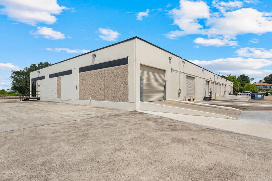 4025 Willowbend Blvd, Houston, TX for lease - Building Photo - Image 3 of 19