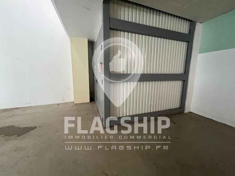 Retail in Paris for lease - Interior Photo - Image 2 of 8