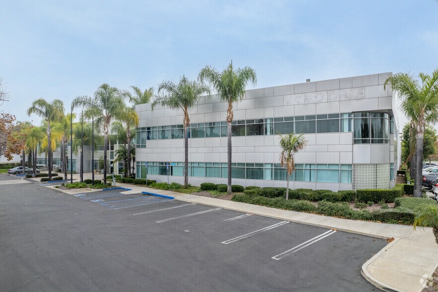 4 Studebaker, Irvine, CA à louer - Photo du bâtiment - Image 1 de 8