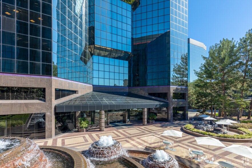 21550 Oxnard St, Woodland Hills, CA à louer - Photo du bâtiment - Image 3 de 5