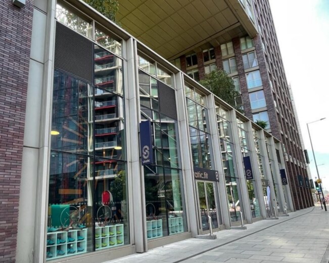 2 Ravine Way, Londres à louer - Photo du bâtiment - Image 2 de 4