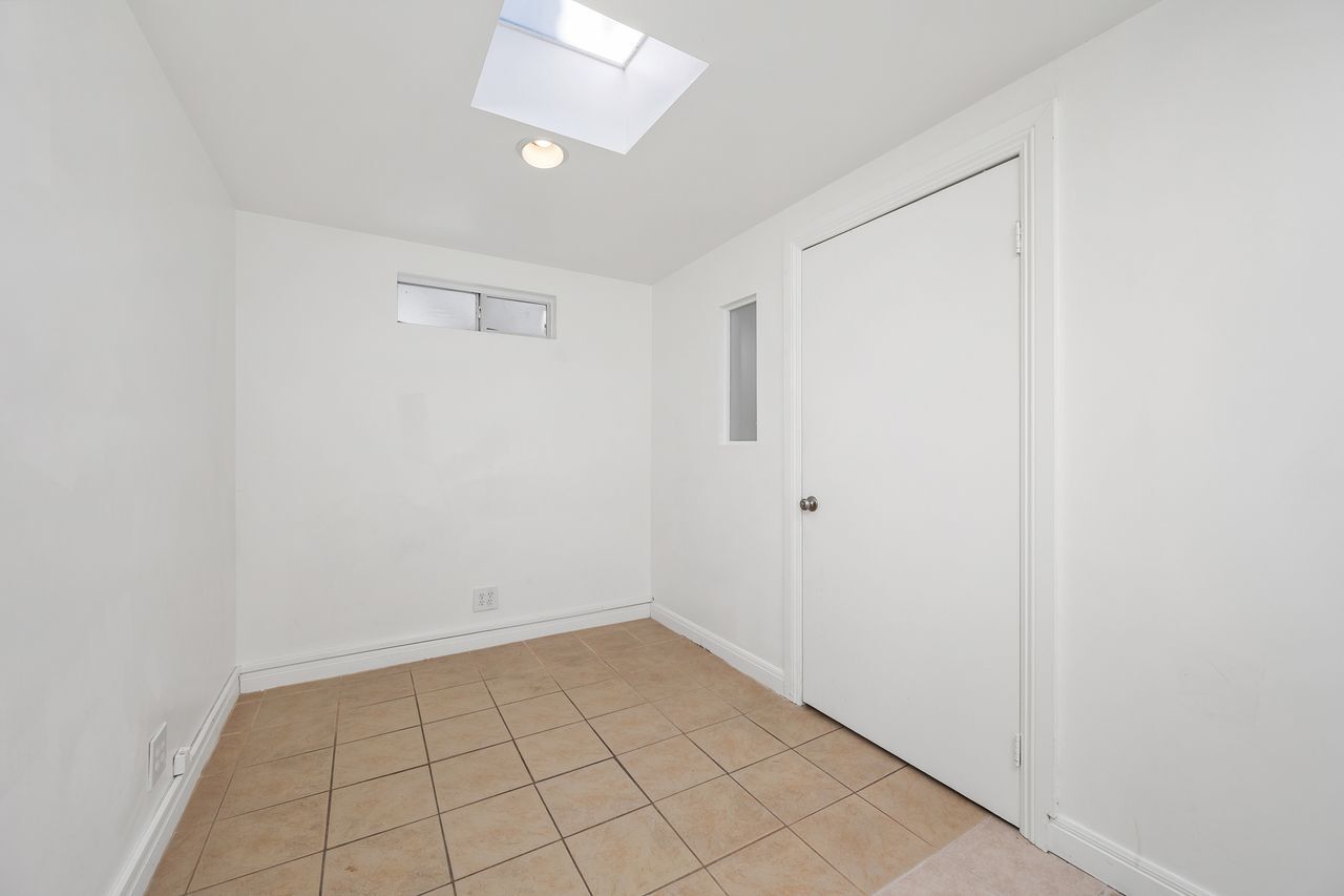 3861 Jasmine Ave, Culver City, CA for lease Interior Photo- Image 1 of 35
