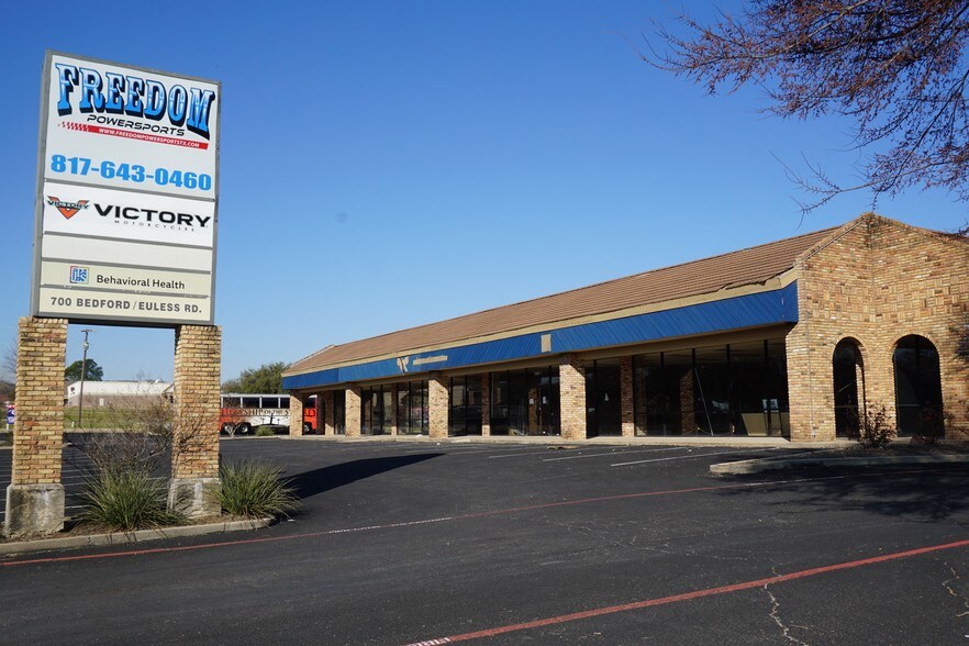 700 W Bedford Euless Rd, Hurst, TX à louer - Photo du bâtiment - Image 3 de 8