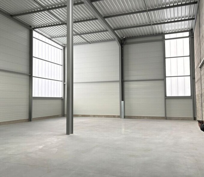 Flex in OULLINS-PIERRE-BÉNITE for lease - Interior Photo - Image 1 of 5