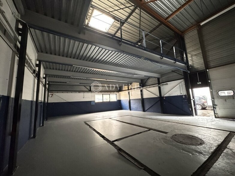 Flex in Ozoir-la-Ferrière for lease - Interior Photo - Image 2 of 4