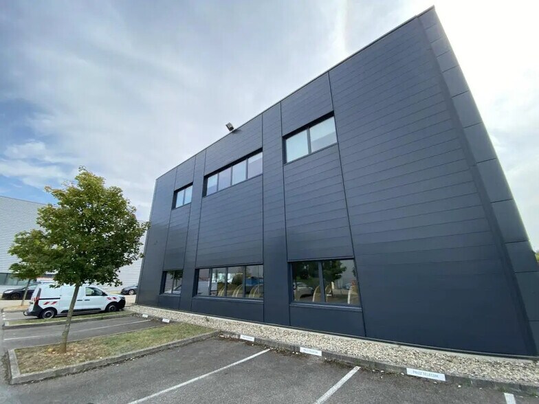 355 Avenue Henri Schneider, Meyzieu à louer - Photo du bâtiment - Image 1 de 6