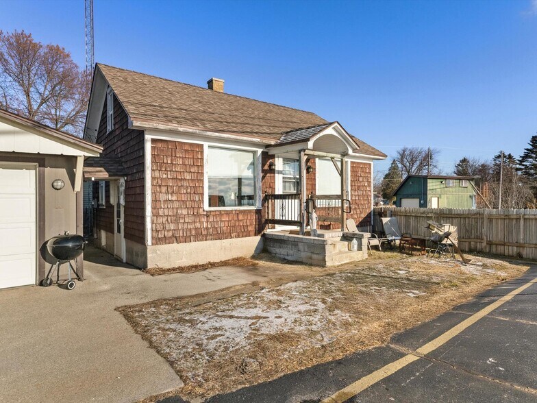 4220 Memorial Dr, Two Rivers, WI à vendre - Photo du bâtiment - Image 3 de 21