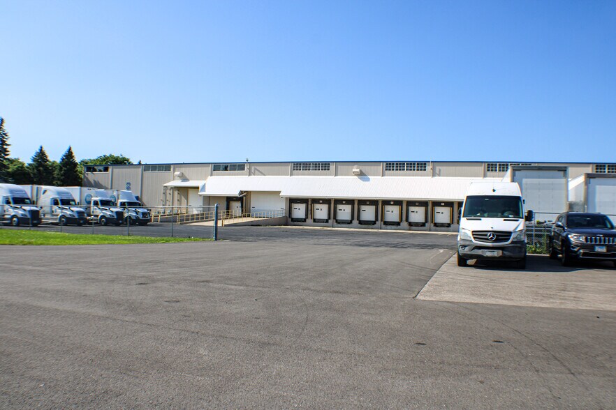 2001-2005 N Delany Rd, Gurnee, IL à louer - Photo du bâtiment - Image 2 de 6