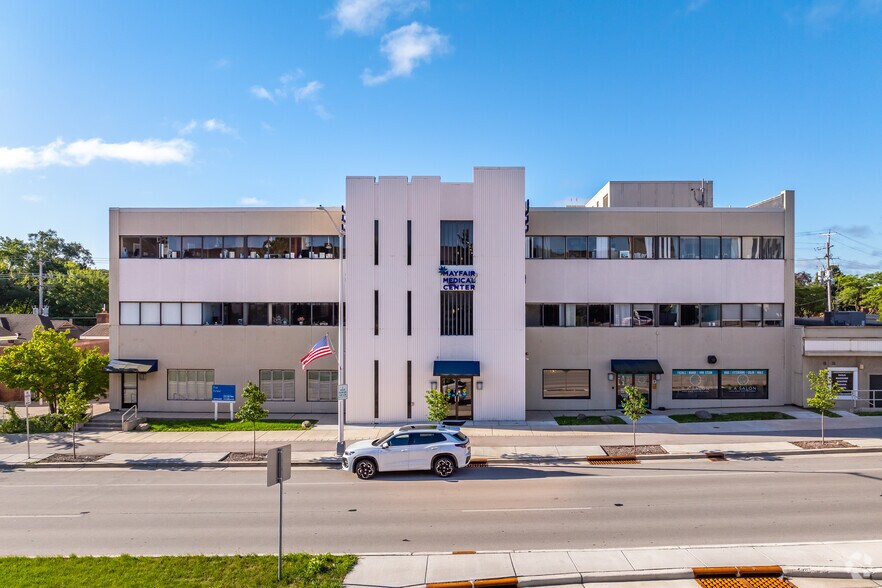 10625 W North Ave, Milwaukee, WI à louer - Photo du bâtiment - Image 3 de 27