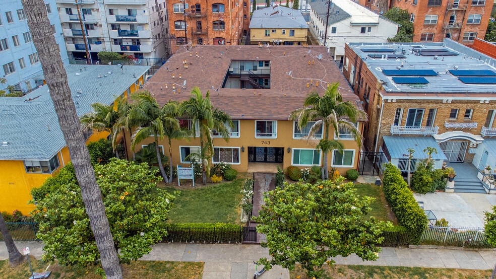 743 S Berendo St, Los Angeles, CA à vendre - Photo du bâtiment - Image 2 de 10