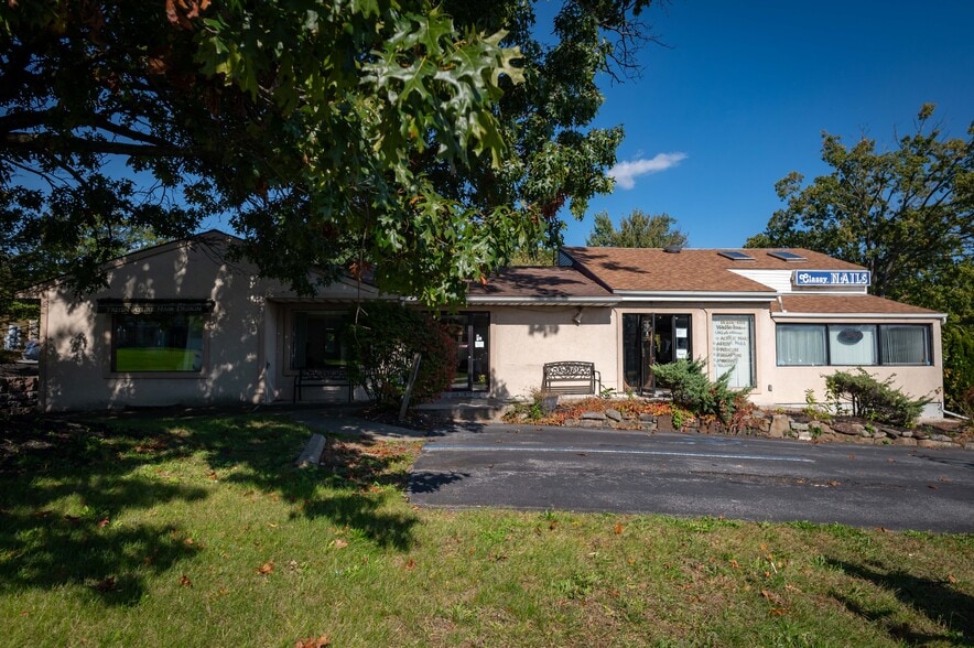 56 N Plank Rd, Newburgh, NY à vendre - Photo du bâtiment - Image 2 de 23