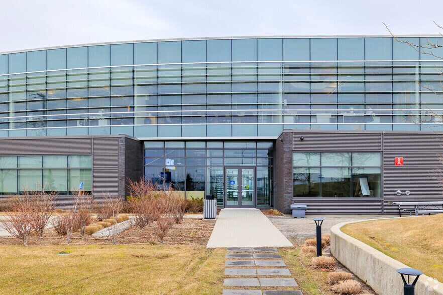 10500 Av Ryan, Dorval, QC à louer - Photo du bâtiment - Image 3 de 4