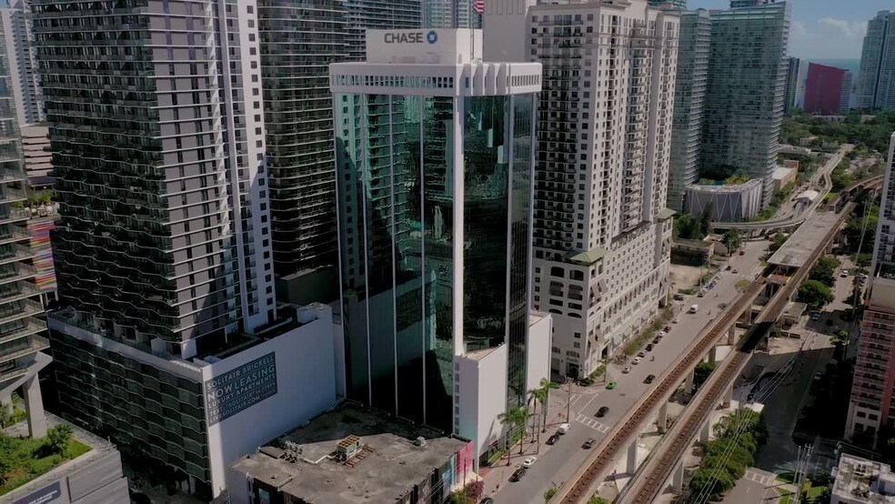 80 SW 8th St, Miami, FL à louer - Vidéo aérienne - Image 2 de 13