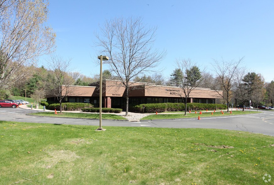 150 Fisher Dr, Avon, CT à louer - Photo du bâtiment - Image 3 de 7