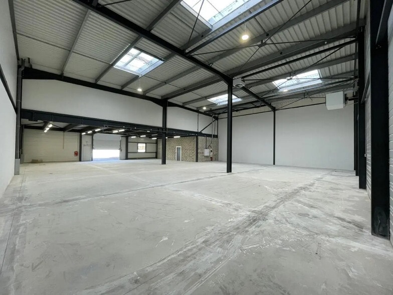 Office in Gennevilliers for lease - Interior Photo - Image 3 of 9