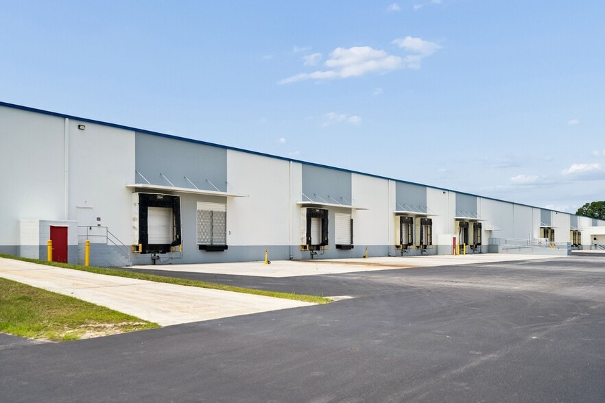 5801 N Rhett Ave, Hanahan, SC for lease - Building Photo - Image 3 of 5