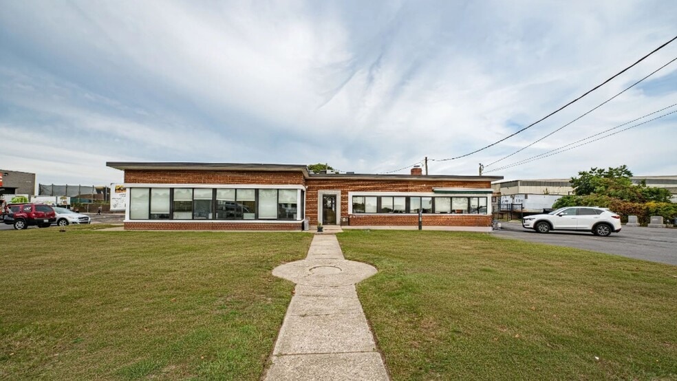 1250 Wellwood Ave, West Babylon, NY for sale - Primary Photo - Image 1 of 15