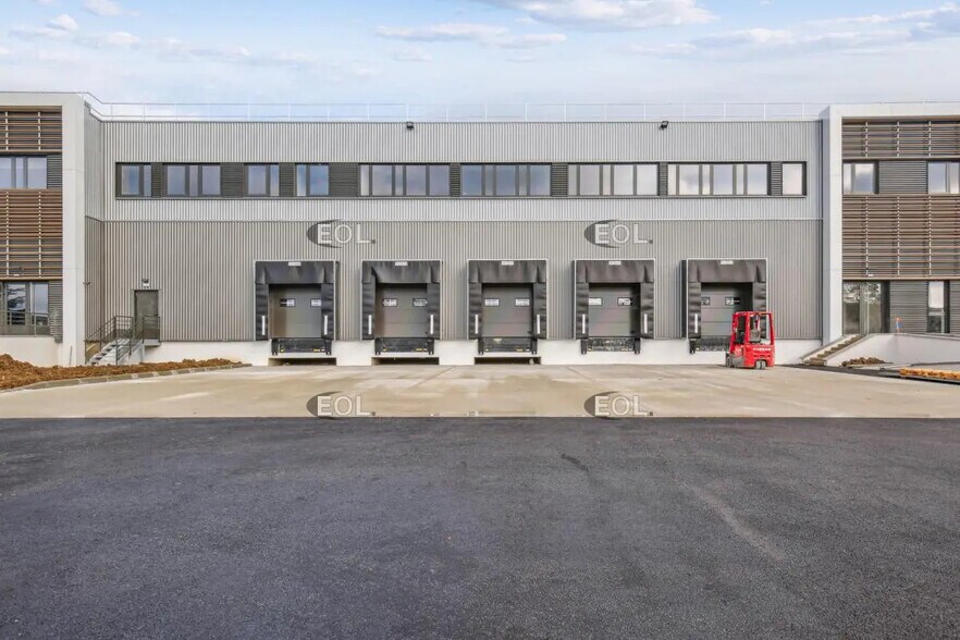 Industrial in Garges-lès-Gonesse for lease - Building Photo - Image 1 of 8