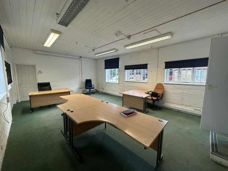 Thame Park Rd, Thame à louer - Photo du bâtiment - Image 3 de 10