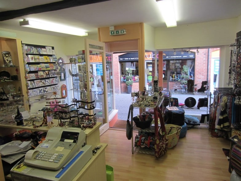 17-19 Eld Ln, Colchester à vendre - Photo du bâtiment - Image 2 de 5