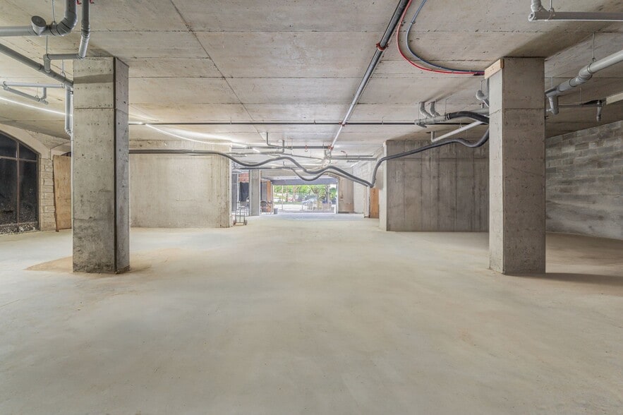 6332 Rue Sherbrooke O, Montréal, QC for lease - Interior Photo - Image 3 of 6