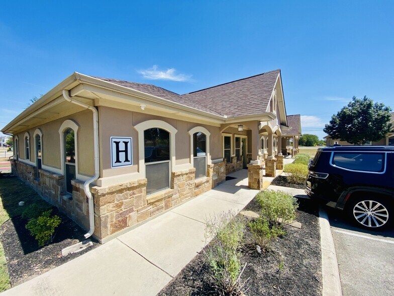 1619 E Common St, New Braunfels, TX for sale - Building Photo - Image 1 of 24