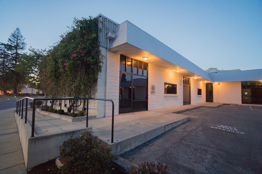 1800 Broadway, Redwood City, CA à louer - Photo du bâtiment - Image 3 de 4