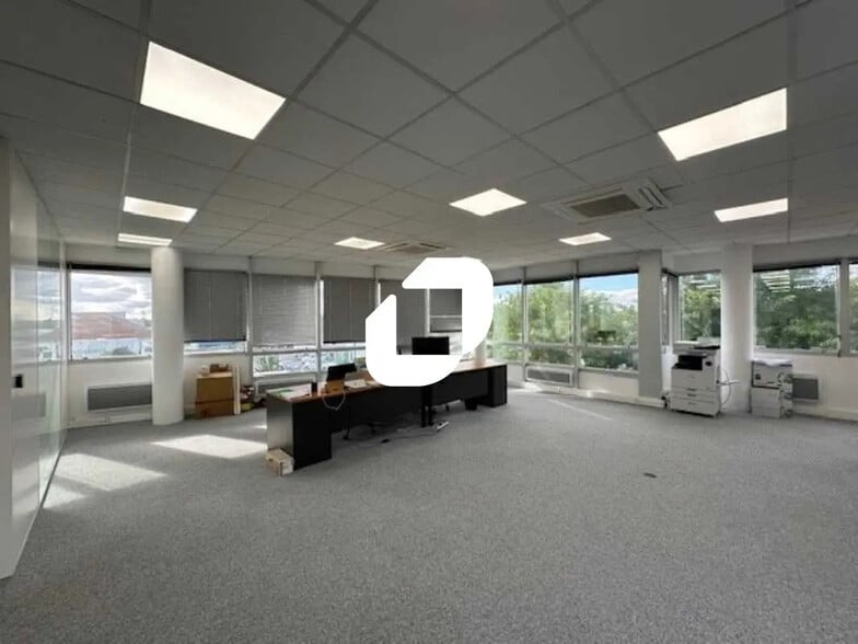 Office in Argenteuil for lease - Interior Photo - Image 2 of 10