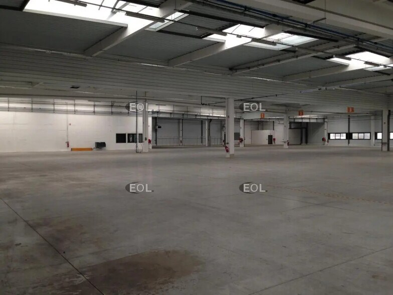 Industriel dans Ferrières-en-Brie à louer - Photo du bâtiment - Image 2 de 11