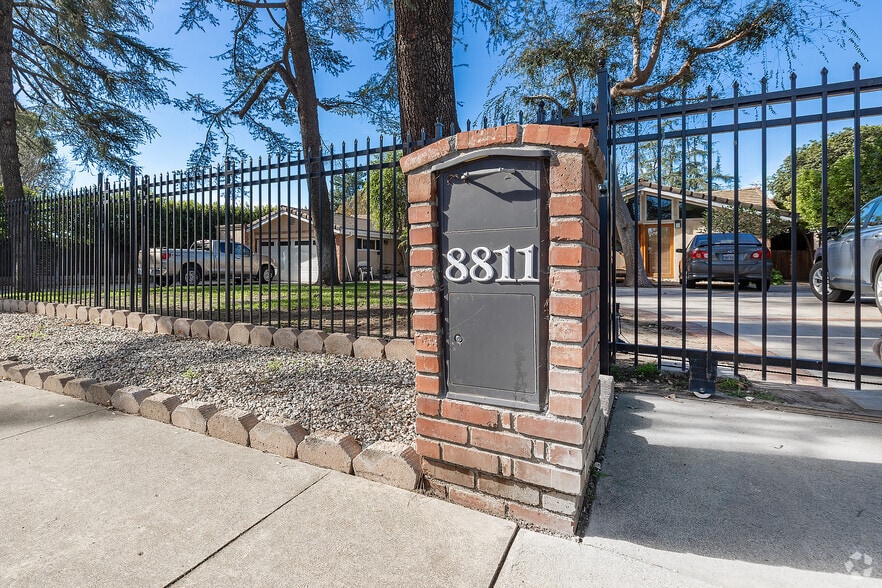 8811 Zelzah Ave, Sherwood Forest, CA à vendre - Photo du bâtiment - Image 3 de 4