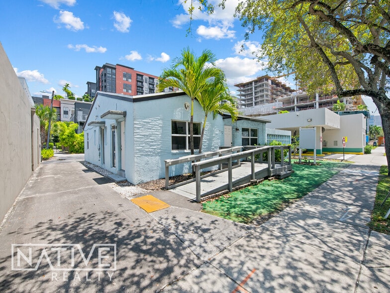642 NE 3rd Ave, Fort Lauderdale, FL for lease - Building Photo - Image 2 of 17