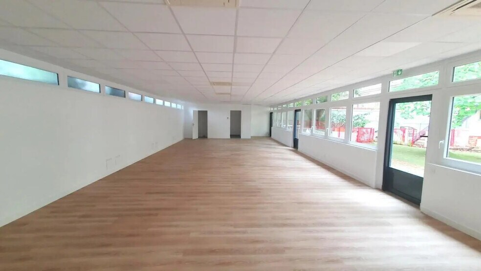 Office in Versailles for lease - Building Photo - Image 2 of 9