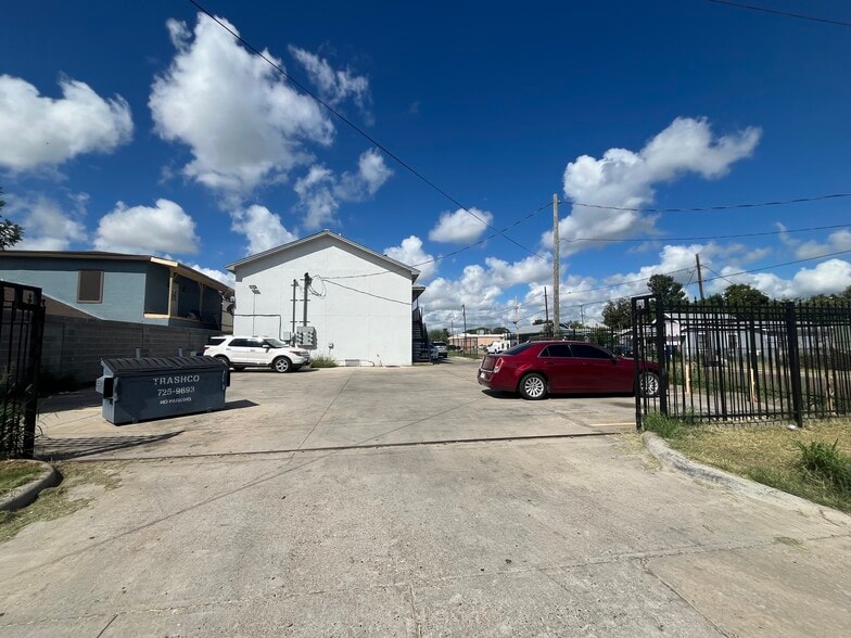 1618 Flores Ave, Laredo, TX for sale - Building Photo - Image 2 of 4