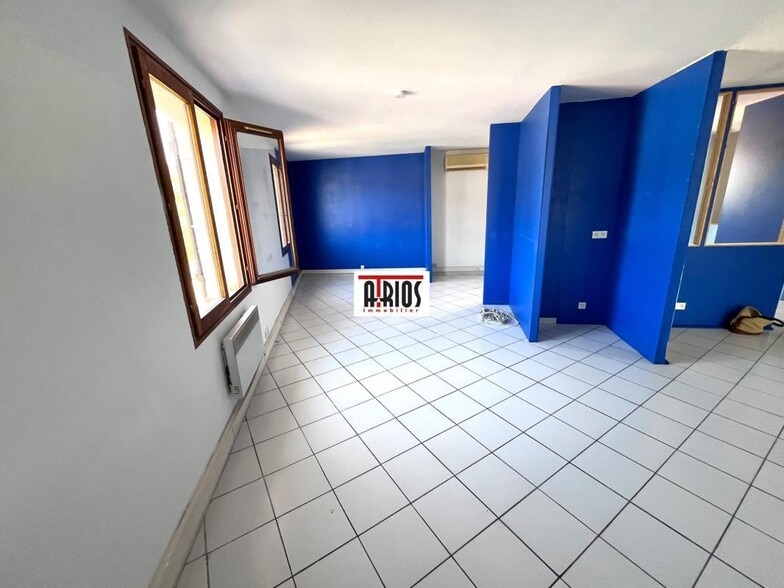 Office in Sollies Pont for lease - Interior Photo - Image 3 of 5