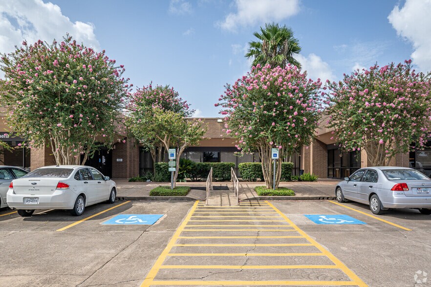 10161-10175 Harwin Dr, Houston, TX à louer - Photo du bâtiment - Image 2 de 10