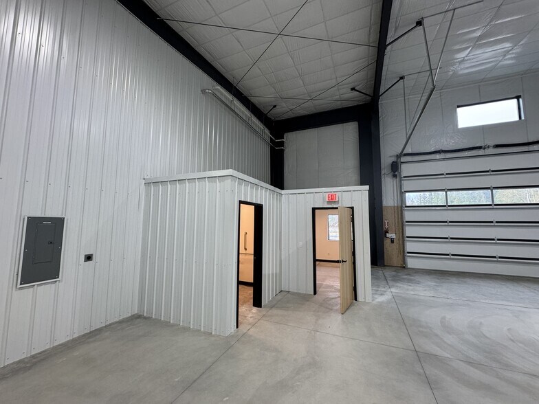 647 7th Ave, Ponderay, ID à louer - Photo du bâtiment - Image 2 de 10