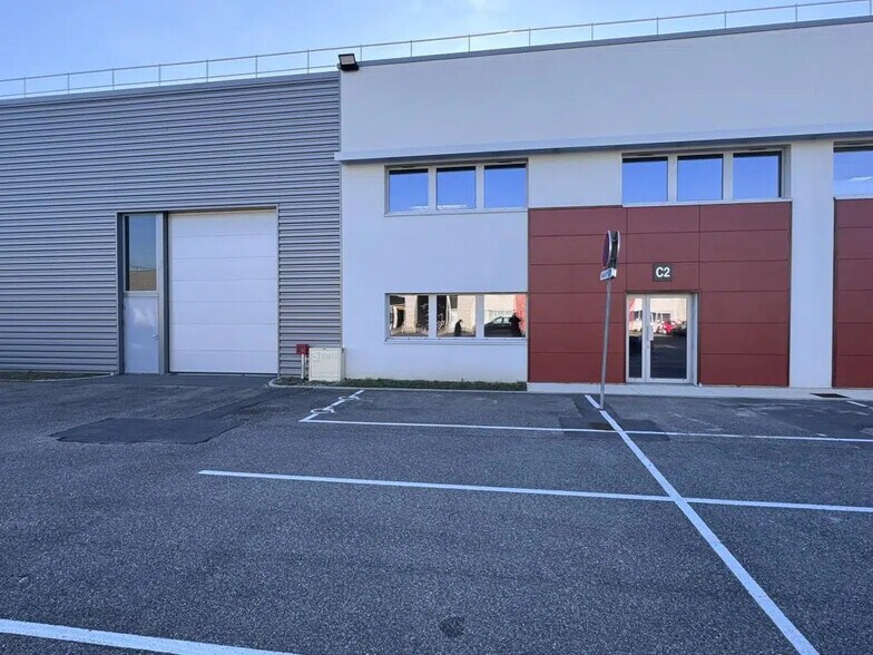 Flex dans Saint-Priest à louer - Photo du bâtiment - Image 2 de 5