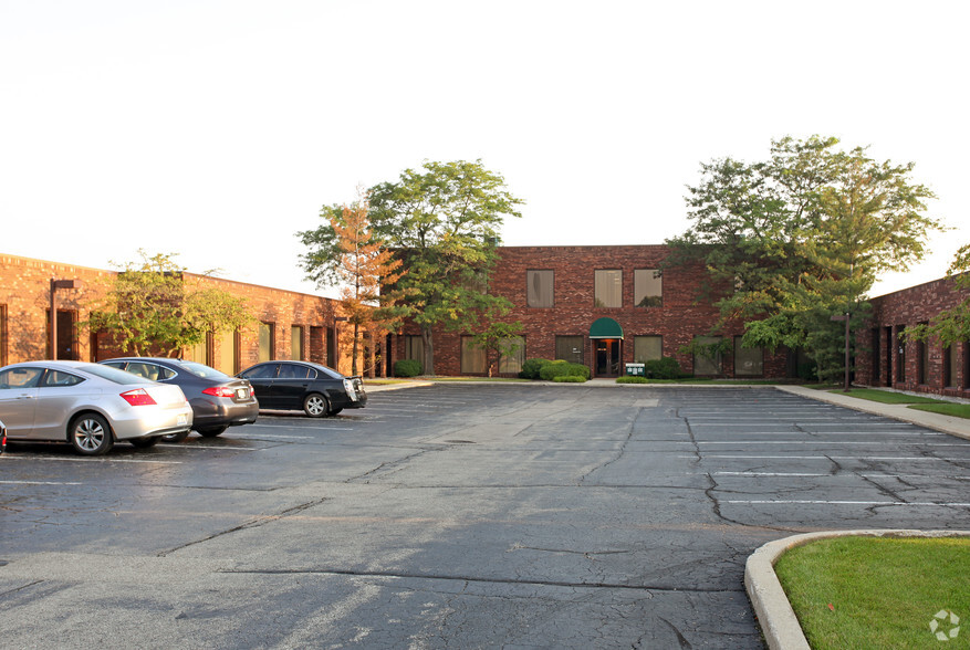 3150-3210 Doolittle Dr, Northbrook, IL for lease - Building Photo - Image 2 of 3