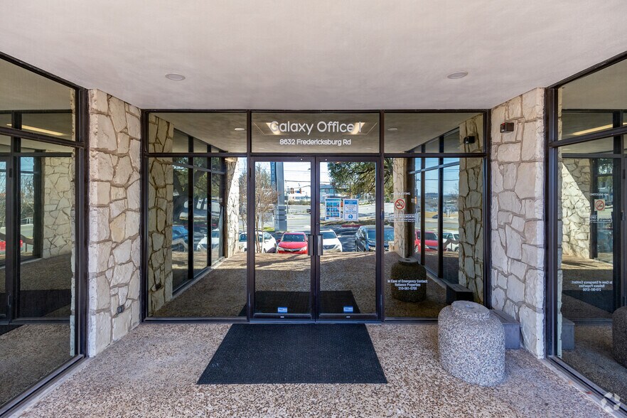 8632 Fredericksburg Rd, San Antonio, TX for lease - Building Photo - Image 2 of 5