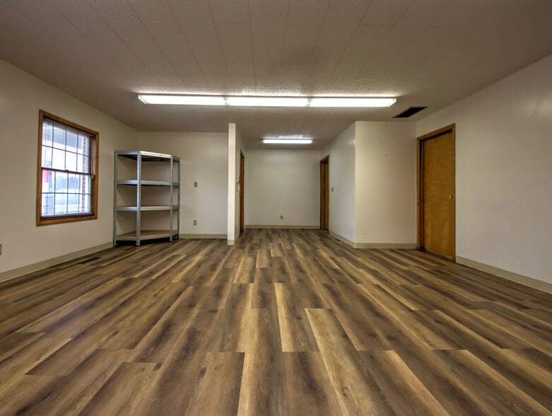 111 Longwood Dr, Laporte, IN for lease - Interior Photo - Image 2 of 14