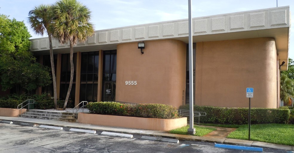 9555 N Kendall Dr, Miami, FL à louer - Photo du bâtiment - Image 2 de 6