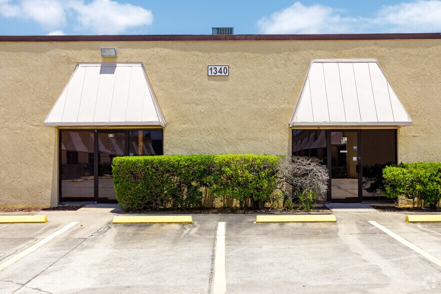 1340 Clearmont St NE, Palm Bay, FL à louer - Photo du bâtiment - Image 3 de 8