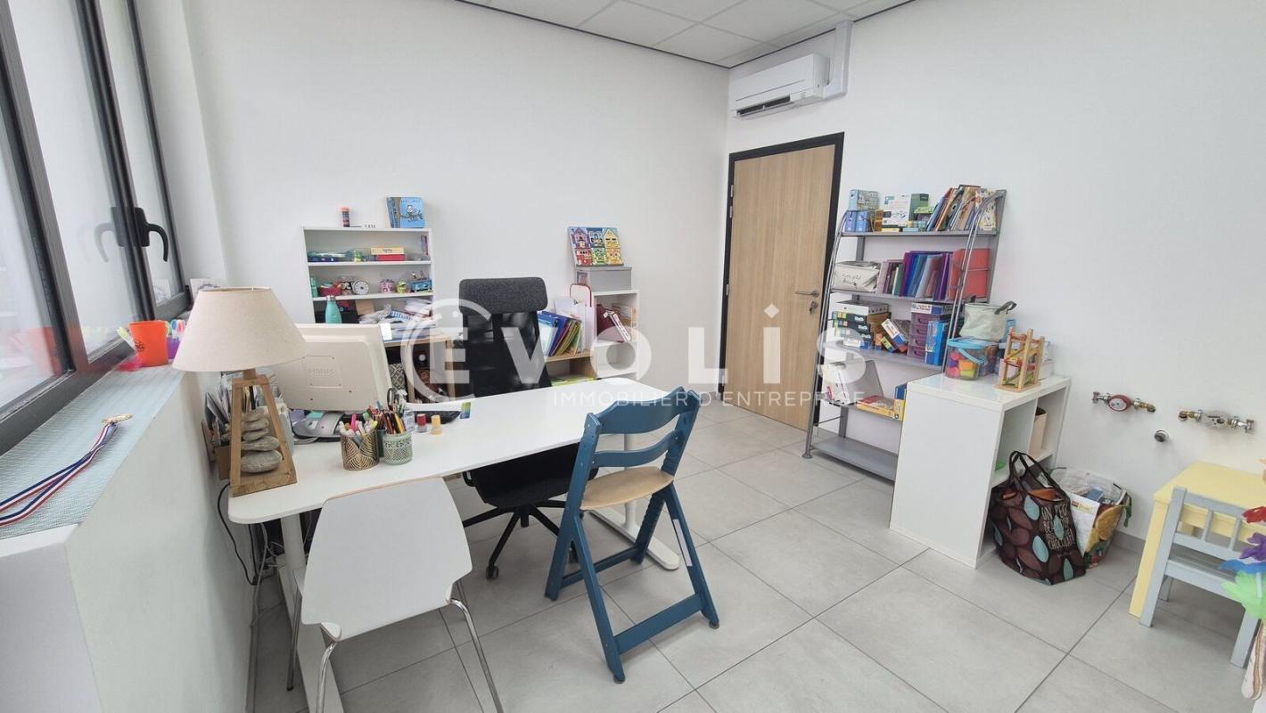 Office in Serris for lease Interior Photo- Image 1 of 5