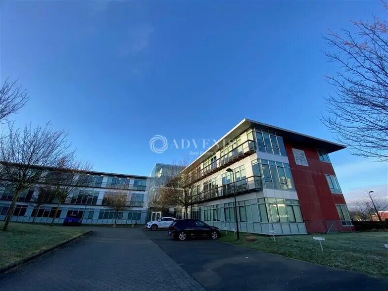 Office in Voisins-le-Bretonneux for lease - Building Photo - Image 1 of 7