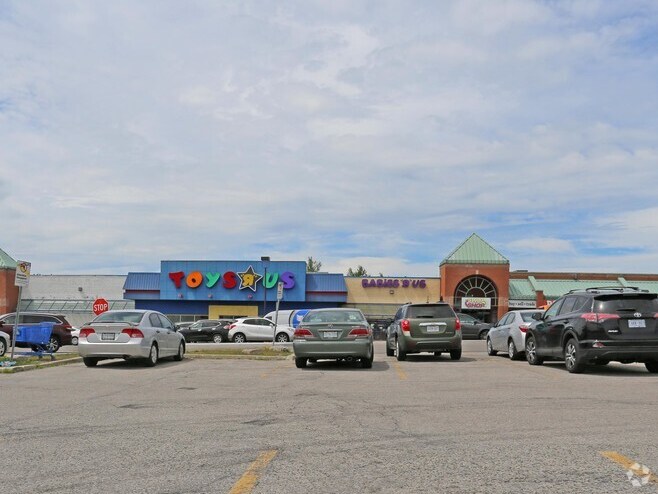 1448 Lawrence Ave E, Toronto, ON à louer - Photo du bâtiment - Image 3 de 7