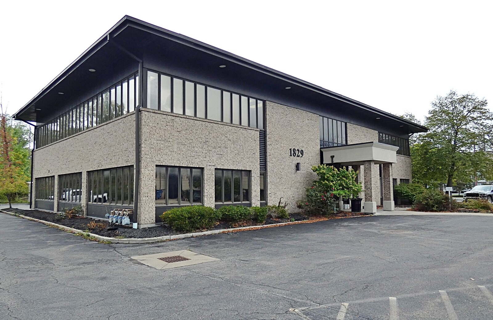 1829 Maple Rd, Williamsville, NY for lease Primary Photo- Image 1 of 72