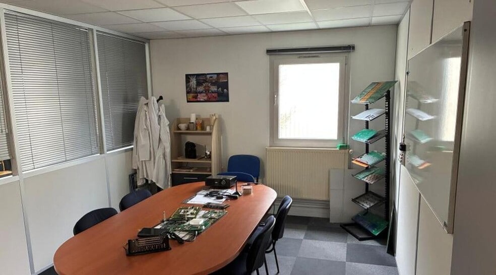 423 Rue Audemars, Buc for lease - Interior Photo - Image 3 of 3